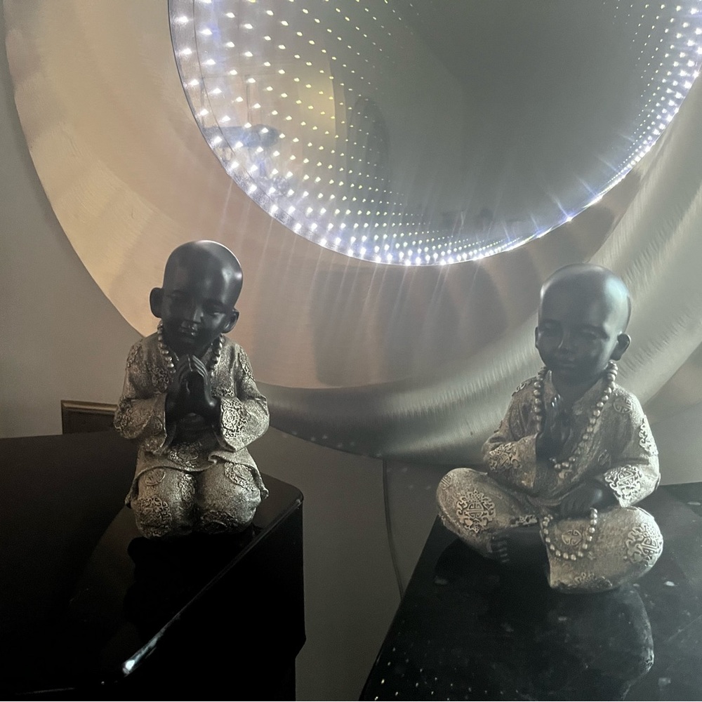 Praying monk figures (2)